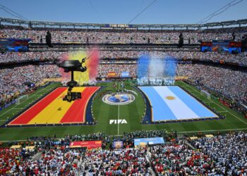 STADIUM New York New Jersey di East Rutherford dibanjiri lautan penyokong biru dan merah.-AFP