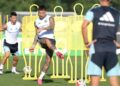 Pemain pertahanan Argentina, Nicolas Otamendi (tengah) berlatih bersama rakan sepasukan di Kansas City, semalam menjelang aksi suku akhir menentang Switzerland, esok. – AFP