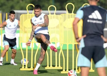 Pemain pertahanan Argentina, Nicolas Otamendi (tengah) berlatih bersama rakan sepasukan di Kansas City, semalam menjelang aksi suku akhir menentang Switzerland, esok. – AFP