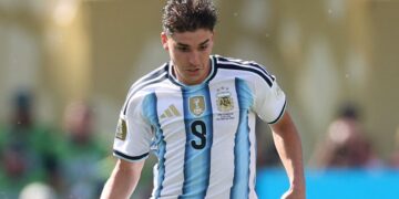 Arsenal semakin terdesak mendapatkan Julian Alvarez bagi mengharungi musim baharu. - AFP