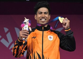 Muhamad Aznil Bidin meraikan kejayaannya meraih pingat emas di Sukan Komanwel Glasgow 2026, kelmarin. - IHSAN MSN