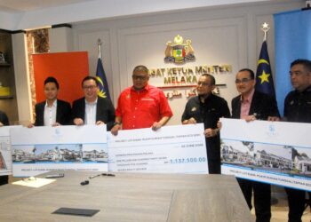 AB. Rauf Yusoh bersama wakil dari LPM dan Skywiz Realty Sdn. Bhd. selepas Majlis Menandatangani Perjanjian Pembangunan Rumah Mampu Milik (RMM) di Seri Negeri, Ayer Keroh hari ini. UTUSAN/AMRAN MULUP