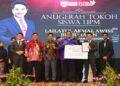Dr. Ir. Ahmad Farhan Mohd. Sadullah (tengah) bersama Timbalan Naib Canselor (Hal Ehwal Pelajar dan Alumni) UPM, Prof. Dr. Arifin Abdu (tiga dari kiri) pada Majlis Anugerah Naib Canselor (ANC) UPM 2026 di Bangi. baru-baru ini.