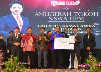 Dr. Ir. Ahmad Farhan Mohd. Sadullah (tengah) bersama Timbalan Naib Canselor (Hal Ehwal Pelajar dan Alumni) UPM, Prof. Dr. Arifin Abdu (tiga dari kiri) pada Majlis Anugerah Naib Canselor (ANC) UPM 2026 di Bangi. baru-baru ini.