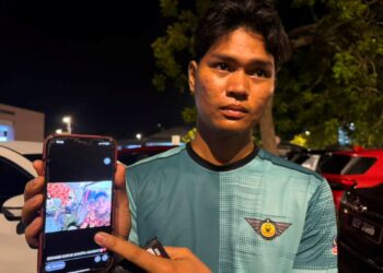 NUR Afizul Abdullah menunjukkan gambar kakaknya, Nur Atikah ketika ditemui di Jabatan Forensik HSB di Alor Setar,Kedah.