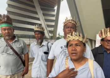JULIANA Ismail (depan) dan keluarganya kini tinggal di rumah mertuanya di Kampung Orang Asli (KOA) Paya Besar, Chenor di Maran, Pahang.