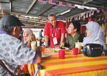 AMINUDDIN Harun menyantuni orang ramai ketika beliau berkempen sempena PRN Negeri Sembilan di sekitar Linggi, Port Dickson.
