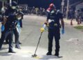 PASUKAN Pelupusan Bahan Letupan dan Bahagian Forensik Polis Wilayah Narathiwat menemukan lebih 180 kelongsong peluru dalam insiden serangan di sebuah pusat pemeriksaan di Mukim Tanyong Mas, Daerah Rangae, Narathiwat, Thailand. – IHSAN ISOC 4