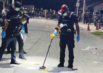 PASUKAN Pelupusan Bahan Letupan dan Bahagian Forensik Polis Wilayah Narathiwat menemukan lebih 180 kelongsong peluru dalam insiden serangan di sebuah pusat pemeriksaan di Mukim Tanyong Mas, Daerah Rangae, Narathiwat, Thailand. – IHSAN ISOC 4