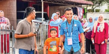 Ahmad Faez Abdul Razak menyantuni orang ramai ketika berkempen dari rumah ke rumah di DUN Labu, Negeri Sembilan. -IHSAN FACEBOOK