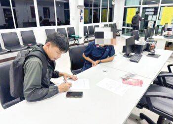 PIHAK berkuasa Thailand menahan seorang lelaki berusia 37 tahun bagi membantu siasatan kes serangan bom kereta yang menggegarkan pintu masuk Istana Thaksin Ratchaniwet di Mukim Kalawuo, Daerah Mueang di sini berhampiran Balai Polis Tan Yong, Narathiwat, Thailand.