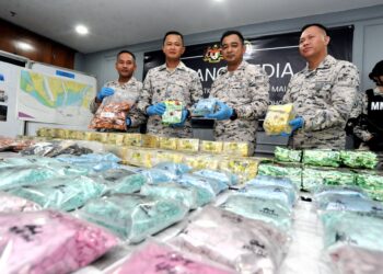 Kama Azri Kamil (dua dari kiri) menunjukkan rampasan dadah hampir RM7 juta di Ibu Pejabat Maritim Johor, Johor Bahru semalam. -UTUSAN/RAJA JAAFAR ALI
