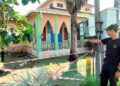 AHMAD Sidiki Abdul Rahman menunjukkan lokasi sebuah kenderaan utiliti sukan (SUV) jenis Honda CR-V yang terbabas sebelum merempuh surau SK Bukit Jawa 2, Pasir Puteh, Kelantan.