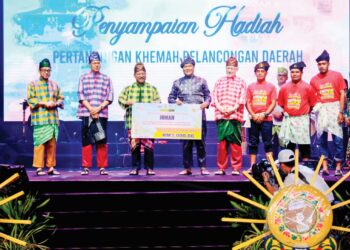 MOHD. Nassuruddin Daud (tiga dari kiri) bersama tetamu kehormat dan anggota kumpulan yang membuat persembahan pada Festival Kesenian Rakyat Kelantan (FKRK) 2026 di Tok Bali, Pasir Puteh, Kelantan. 
– UTUSAN/KAMARUL BISMI KAMARUZAMAN