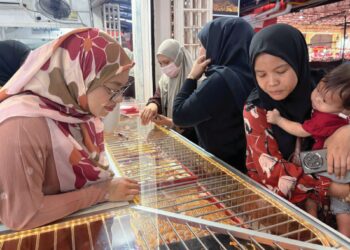 ORANG ramai menyerbu kedai emas untuk membeli barang kemas di sebuah premis di Kota Bharu, Kelantan. - UTUSAN/ROSLIZA MOHAMED
