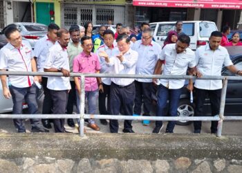 CHOW Kon Yeow (tengah) mengadakan siri Jelajah Ketua Menteri ke beberapa kawasan di DUN Bagan Dalam, Butterworth, Pulau Pinang semalam.-UTUSAN/ISWAN SHAFIQ ISA