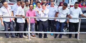 CHOW Kon Yeow (tengah) mengadakan siri Jelajah Ketua Menteri ke beberapa kawasan di DUN Bagan Dalam, Butterworth, Pulau Pinang semalam.-UTUSAN/ISWAN SHAFIQ ISA