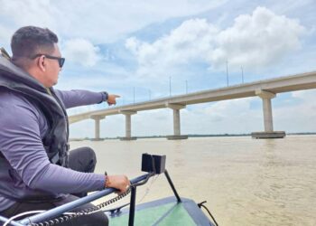 MOHD. Fazli Osman turut menyertai operasi mencari mangsa yang jatuh dalam Sungai Perak selepas terjun dari Jambatan Sultan Nazrin Shah di Bagan Datuk. – MINGGUAN/AIN SAFRE BIDIN
