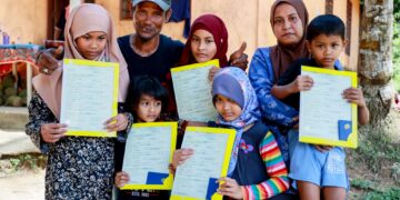 ZAPNI Abd. Wahab (dua kiri) gembira selepas anak-anaknya menerima  sijil kelahiran di Kampung Johal, Kuala Krai, Kelantan semalam. – UTUSAN/KAMARUL BISMI KAMARUZAMAN
