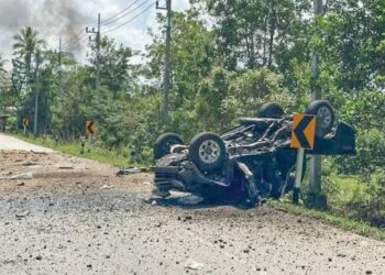 KENDERAAN Malaysia yang terkena letupan bom di Tak Bai, Narathiwat, Thailand baru-baru ini.