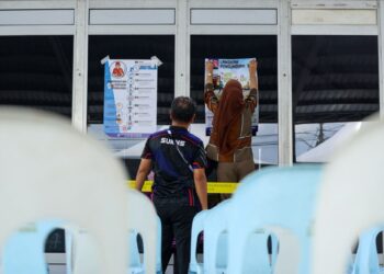 Petugas SPR membuat persediaan menjelang proses pengundian awal   Pilihan Raya Negeri Negeri Sembilan hari ini. -UTUSAN/ISKANDAR ISHAK