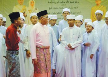 MOHAMMAD Firdaus Kamaruzaman al-hafiz (kiri) mengiringi Wan Rosdy Wan Ismail  menyantuni pelajar Maahad Tahfiz Ar- Rushd Tanjung Gahai di Lipis, Pahang.