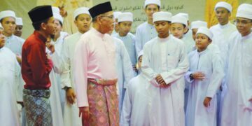MOHAMMAD Firdaus Kamaruzaman al-hafiz (kiri) mengiringi Wan Rosdy Wan Ismail menyantuni pelajar Maahad Tahfiz Ar- Rushd Tanjung Gahai di Lipis, Pahang.