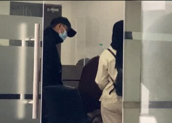 TERTUDUH (kiri) dibebaskan selepas membayar ikat jamin  oleh Mahkamah Sesyen Kota Bharu, Kelantan semalam. -  UTUSAN/ROSALWANI CHE SOH