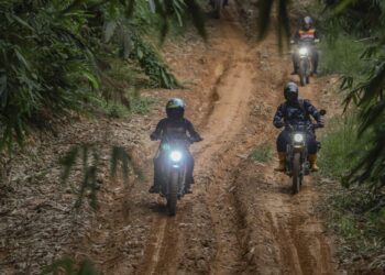 SEKUMPULAN guru-guru Sekolah Kebangsaan Balar terpaksa menempuh perjalanan mencabar untuk menjalankan tugas mendidik anak-anak Orang Asli di pedalaman Gua Musang, Kelantan.