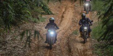 SEKUMPULAN guru-guru Sekolah Kebangsaan Balar terpaksa menempuh perjalanan mencabar untuk menjalankan tugas mendidik anak-anak Orang Asli di pedalaman Gua Musang, Kelantan.