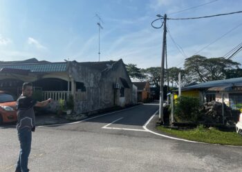 KHAIRUL Annuar Salim menunjukkan arah perjalanan bas sekolah yang membawa anak saudaranya, Muhammad Umar Mohd Faaiz petang, kelmarin.