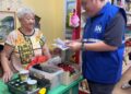 Siow Kong Choon beramah mesra dan menyantuni para penduduk di sekitar kawasan Pekan Titi Chennah, Jelebu, semalam.