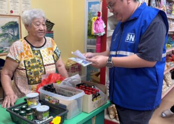 Siow Kong Choon beramah mesra dan menyantuni para penduduk di sekitar kawasan Pekan Titi Chennah, Jelebu, semalam.