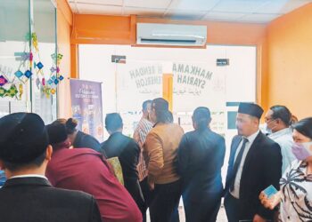SEBAHAGIAN tertuduh yang didakwa berlagak seperti wanita membayar ikat jamin di Mahkamah Rendah Syariah Temerloh di Temerloh, Pahang semalam.