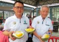 TAN Hu Hoi (kiri) menunjukkan durian Musang King dihasilkan pekebun dari Gua Musang pada Pesta Durian Musang King di Kompleks Perdana MDGM, Gua Musang, Kelantan semalam.