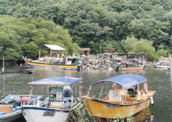 Kakitangan Majlis Bandaraya Kuala Terengganu melakukan kerja-kerja pembersihan sampah di Kampung Baru Pulau Redang, Terengganu semalam.