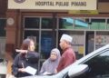 SALMAH Shamsudin (tengah) menuntut jenazah anaknya, Shahir Zainul di Jabatan Perubatan Forensik Hospital Pulau Pinang, semalam.
– MINGGUAN/DANIAL SAAD