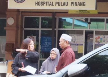 SALMAH Shamsudin (tengah) menuntut jenazah anaknya, Shahir Zainul di Jabatan Perubatan Forensik Hospital Pulau Pinang, semalam. 
– MINGGUAN/DANIAL SAAD