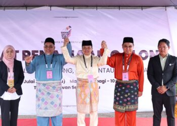 KAMAROL Ridzuan Mohd. Zin (dua dari kiri) bersama Ahmad Shahir Mohd. Shah (dua dari kanan) dan Mohd. Nazree Mohd. Yunus ketika diumumkan sebagai calon DUN Paroi ketika proses penamaan calon di Rembau baru-baru ini. – UTUSAN/ISKANDAR ISHAK