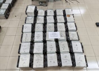 RAMPASAN oleh polis selepas melakukan serbuan di dua lot kedai di Persiaran SIBC, Bandar Seri Iskandar di Parit semalam.