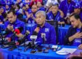 AHMAD Zahid Hamidi (tengah) serta jentera Barisan Nasional (BN) ketika sidang akhbar selepas kemenangan besar dalam Pilihan Raya Negeri (PRN) Johor malam tadi. FACEBOOK ASYRAF WAJDI DUSUKI