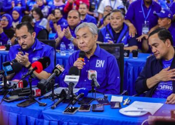 AHMAD Zahid Hamidi (tengah) serta jentera Barisan Nasional (BN) ketika sidang akhbar selepas kemenangan besar dalam Pilihan Raya Negeri (PRN) Johor malam tadi. FACEBOOK ASYRAF WAJDI DUSUKI