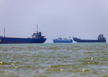 GAMBAR fail beberapa buah kapal di Selat Hormuz. - AFP