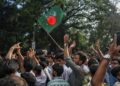 RATUSAN pelajar mengibarkan bendera kebangsaan Bangladesh ketika mengadakan protes menuntut peletakan jawatan menteri pendidikan. - AFP