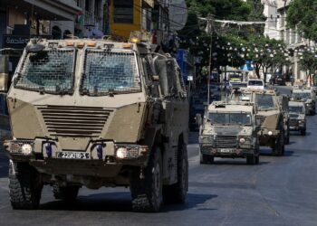 KENDERAAN tentera Israel bergerak ketika menjalankan serbuan di Nablus, di Tebing Barat. - AFP
