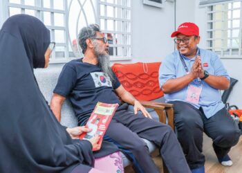 MOHD. Kamarul Arifin Mohd. Wafa bertanya khabar penduduk kampung pada sesi walkabout di sekitar Kampung Bacang Seri Menanti, Negeri Sembilan semalam.
