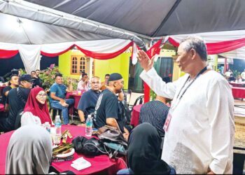 AMINUDDIN Harun ketika berkempen bertemu pengundi di Linggi, Port Dickson.