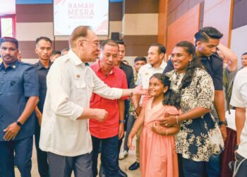 Anwar Ibrahim beramah mesra dengan hadirin pada Majlis Ramah Mesra Perdana Menteri Bersama Pemimpin JPPK Negeri Sembilan 
di Port Dickson, semalam. – UTUSAN/ISKANDAR ISHAK