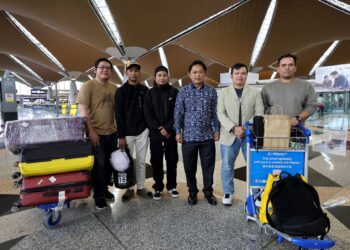 Ketua Pengarah Laut Jabatan Laut, Datuk Dickson Dollah (tengah) bersama kru kapal MV Berkat Tuah yang berjaya dibawa pulang ke tanah air selepas terkandas di perairan Emiriah Arab Bersatu (UAE) sejak September 2025 diTerminal 1, KLIA Sepang semalam. – UTUSAN/FAISOL MUSTAFA