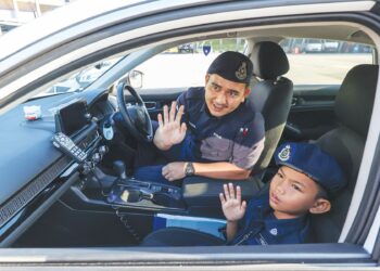 Muhammad Firdaus Al Fattah Faris Izuddin teruja menaiki kenderaan milik PDRM pada Program Lawatan Khas Kanak-Kanak Autisme ke Ibu Pejabat Polis Daerah (IPD) Putrajaya, semalam.